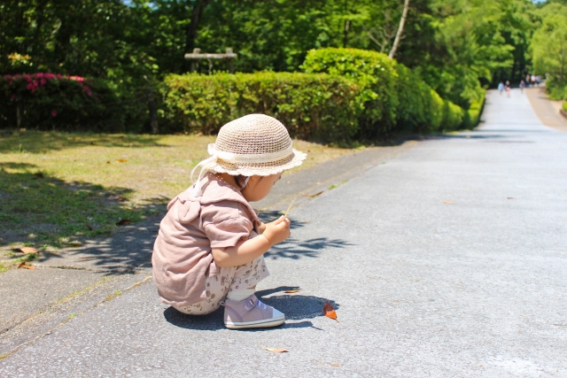 靴を履いておさんぽしている子