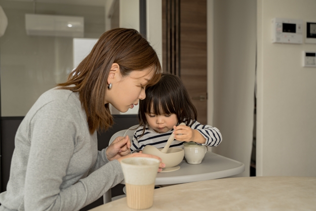 離乳食を食べる親子